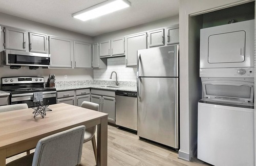 Huntsville Apartment | Landing | Stunning 1BD, Pool, Gym