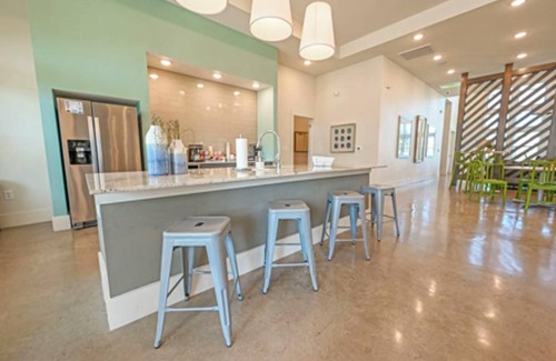 Lockhart Apartment | Landing | Stunning 2BD, Clubhouse, Gym