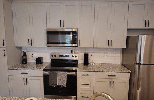 Newberry Apartment | Landing | Stunning 2BD, Pool, Gym