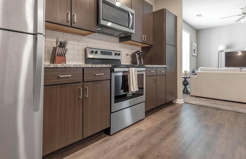 Chesterfield Apartment | Landing | Stylish 1BD, Courtyard, Gym