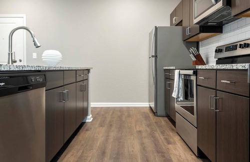 Chesterfield Apartment | Landing | Stylish 1BD, Courtyard, Gym