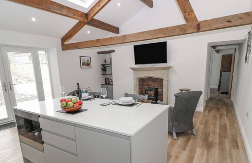 Burnley Cottage | LANE HOUSE SHIPPON, pet friendly, with a garden in Burnley