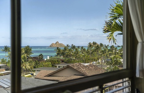 Lanikai Cottage | Lanikai Hillside Cozy Cottage with Spectacular Ocean View with Mokulua Islands.