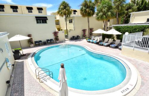 Longboat Key Apartment | LaPlaya 103A Time to relax Enjoy the peaceful, private beach just a shells throw from your door