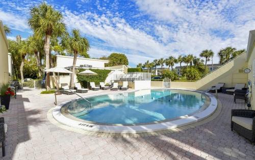 Longboat Key Apartment | LaPlaya 201C Breathtaking Gulf panorama from this corner end unit with a private stairway to the beach