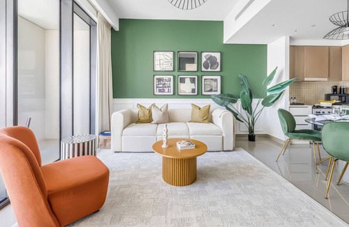 Old Dubai Apartment | Large 1BR with Gym & Pool in Iconic Tower