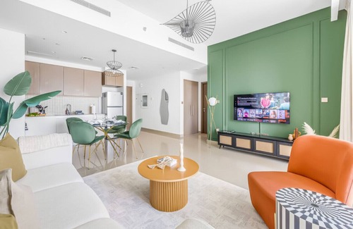 Old Dubai Apartment | Large 1BR with Gym & Pool in Iconic Tower