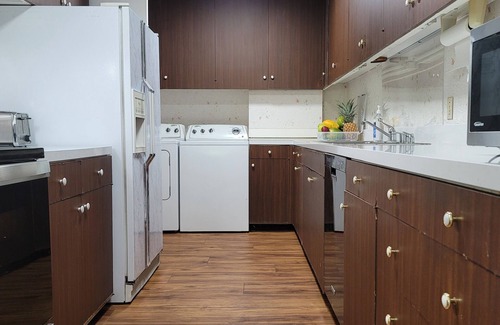 Kahala Apartment | Large 2BD/2BA Kahala Beach Front Condo Furnished