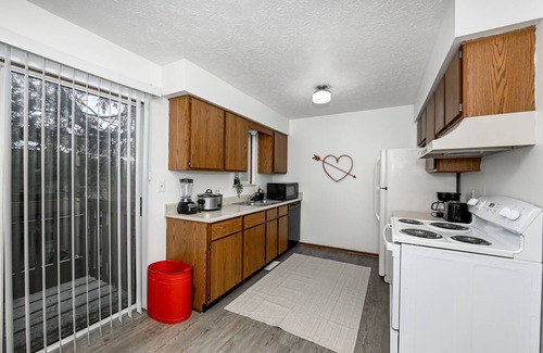 Northwest Akron Apartment | Large 2Bd Haven for Travelers!