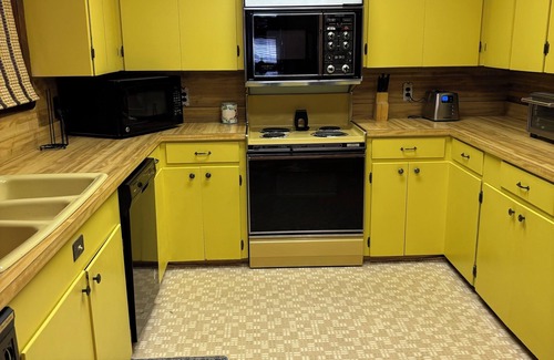 Benton House | Large 3 bedroom/4 Beds/2 Bath home very clean and spacious