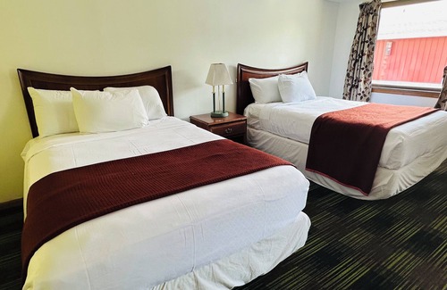 Sandusky Hotel | Large 3 Queen Room - 2 Miles to Cedar Point!