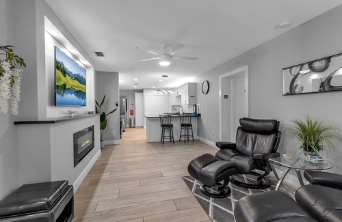 Bayshore Gardens House | Large 8BR/6BA Home – Backyard & Private Parking