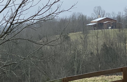 Chaplin Cabin | LARGE BARN WITH LIVING AREA Bourbon trail Keenland close,