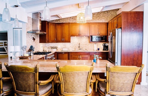 Enchanted Lake House | Large, beautiful, updated home w/pool, AC,mins from beach in Kailua!