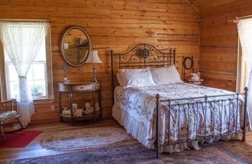 Rattan Cabin | Large Cabin in the Kiamichi Wilderness