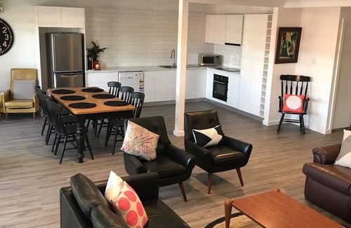 Dubbo Apartment | Large CBD Apartment Dubbo- Sleeps 7 with 2 Bathrooms