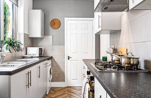 Leicester House | Large Comfortable 5 Bed House