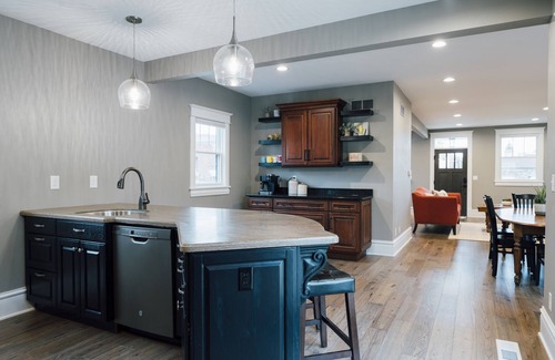 Pella House | Large Cozy Home in Heart of downtown Pella