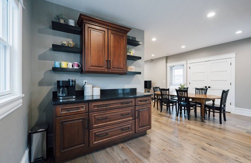 Pella House | Large Cozy Home in Heart of downtown Pella
