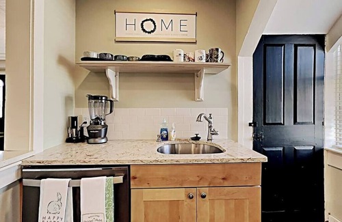 West Dover Apartment | Large Elegant Historic 2BR, Walk to restaurants!