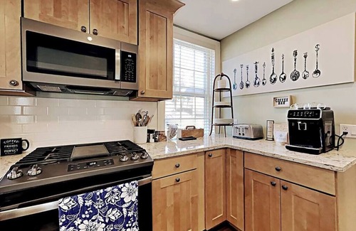 West Dover Apartment | Large Elegant Historic 2BR, Walk to restaurants!