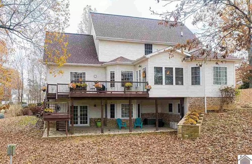 Kuttawa House | Large family home at LAKE BARKLEY sits on a 2.3 acre lot!