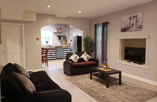 Sharpsburg House | Large garden appt, private access, modern kitchen, laundry, King bed, 4min shops