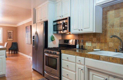 Visalia House | Large Groups Sequoia Park, CA Coast Wineries, Skiing. Enjoy Fire Pit, Hot Tub, Outdoor Kitchen