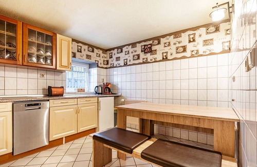 Trollenhagen Apartment | Large Holiday Apartment with Garden, Private Terrace and Wi-Fi in the Basement