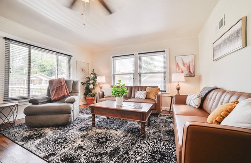 Cape Girardeau House | Large Home next to Southeast Hospital - 2 King Beds - Fast Wifi