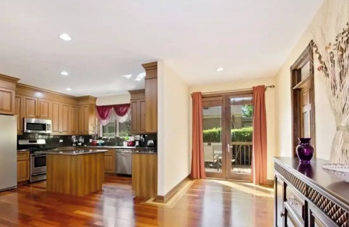 Skokie Apartment | Large house in Chicago suburbn