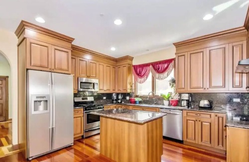 Skokie Apartment | Large house in Chicago suburbn