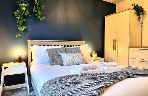 Hamilton House | Large House with Free Parking and Long Stay Offers