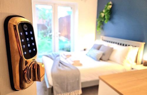 Hamilton House | Large House with Free Parking and Long Stay Offers