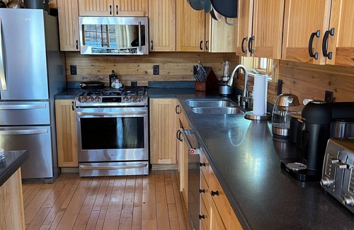 Cascade House | Large lakefront Cabin w/year-round activities & enough beds for everyone!