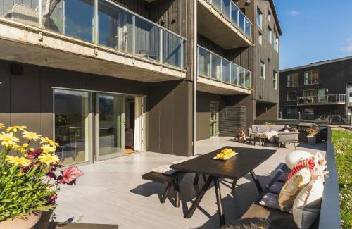 Laksevag Apartment | Large luxurious apartment with private terrace and parking