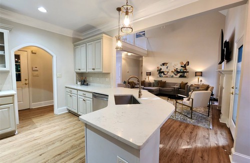 Athens House | Large Luxury Home- 4 KING Bdr+ 2 Bdr Awesome Entertaining Rm for 12- UGA 4 miles