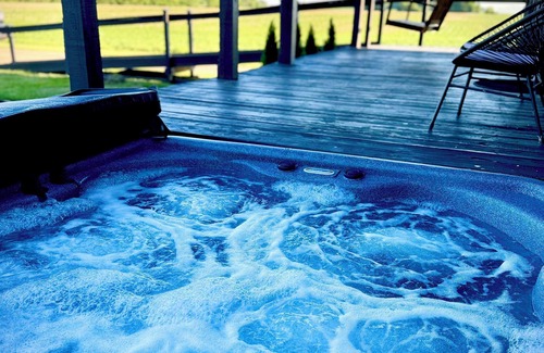 Washington Court House Cabin | Large Modern Cabin w/balcony & large entertainment areas-hot tub and pool table!