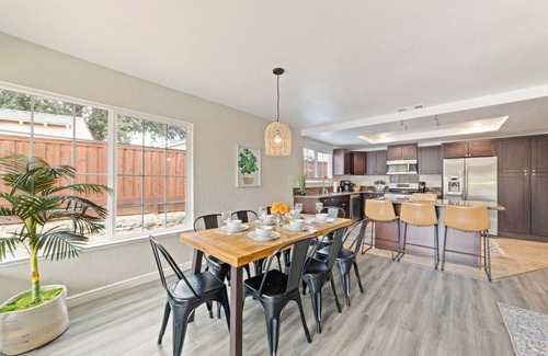 Citrus Heights House | Large Modern 4B2B * King bed *Pool * 70"TV