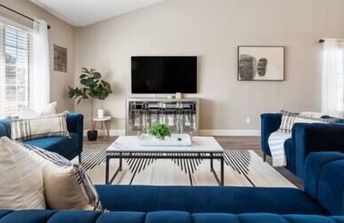 River Mountain House | ❤️Large Modern 4BR w/ Heated Pool on .35 Acres