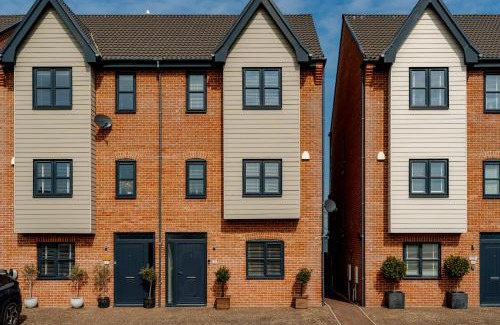 Oulton Broad House | Large Modern Scenic 4 Bedroom Townhouse