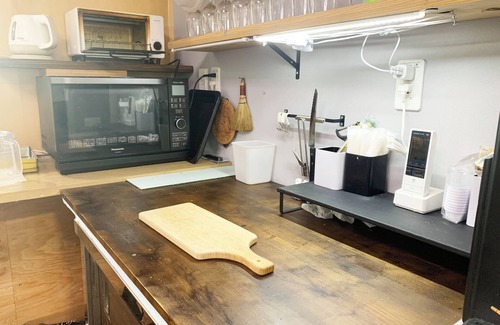 Minamifurano House | Large panoramic view of the ski slopes from the large windows. Ezo squirrels and wild birds visit the windows and can be fed during your stay. The warmth of the wood stove creates a comfortable moment. (Pets are allowed.)