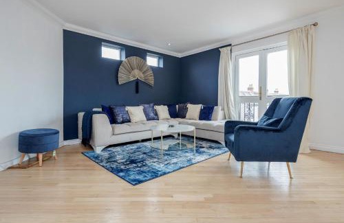 Redbridge Apartment | Large Penthouse by Damask Homes with Parking