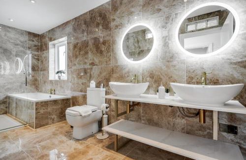 Redbridge Apartment | Large Penthouse by Damask Homes with Parking