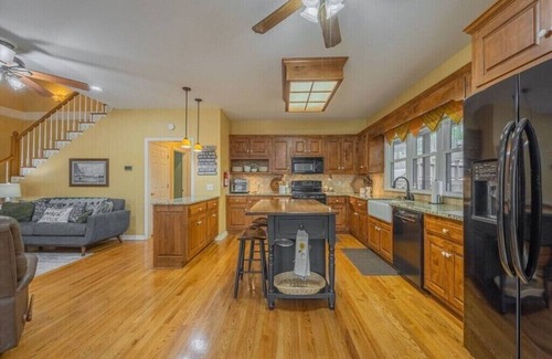 Reed Creek House | Large Private Lake Front home on level lot, kayaks, fire pit FREE firewood!