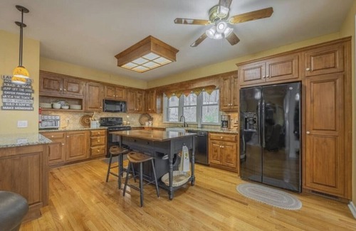 Reed Creek House | Large Private Lake Front home on level lot, kayaks, fire pit FREE firewood!