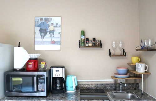 Northside Apartment | Large Private Oasis with Yard Space, Minutes to Downtown