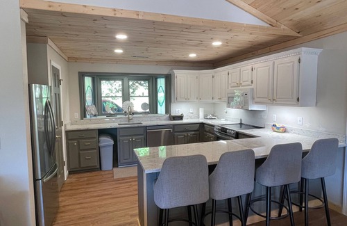 Sky Valley Cabin | Large Resort Cabin with Breathtaking Mountain Views + Firepit