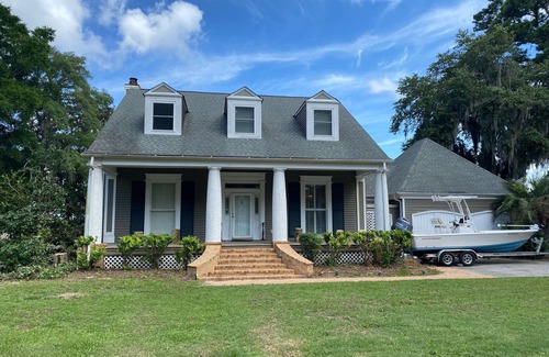 Beaufort House | Large Rustic Home for Marine Graduation and Family Fishing