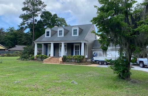 Beaufort House | Large Rustic Home for Marine Graduation and Family Fishing